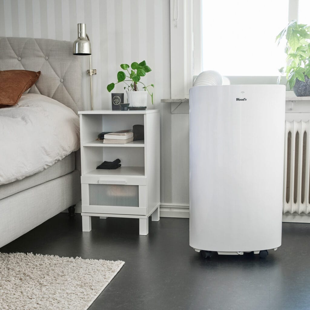 Wood's AC Cortina in bedroom